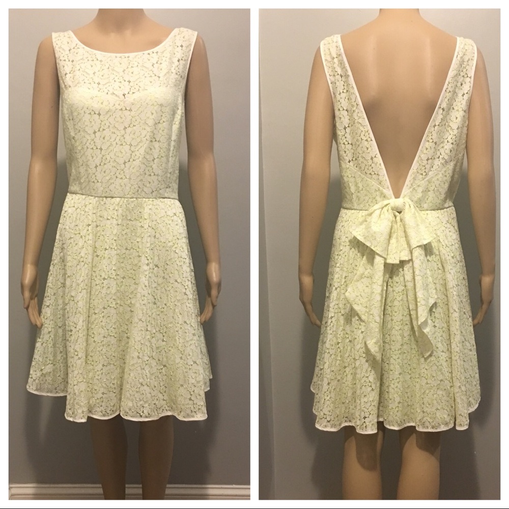 Pretty lace Betsy Johnson dress w/ bow back